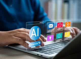 Principiante en criptomonedas conociendo los fundamentos del comercio automatizado con IA