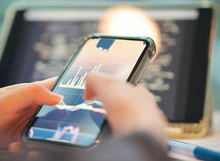 Inversionista que revisa el proceso transparente para retirar y transferir fondos