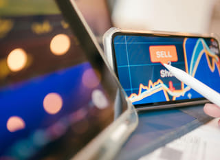 Trader multimercado que estudia opciones de Bitcoin, Ethereum y forex